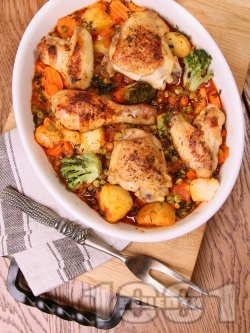 Печено задушено пиле с картофи, броколи, карфиол и грах на фурна с билки  - снимка на рецептата